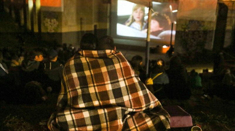 na parkingu trcz nikolsky rozgornut kinoteatr | 1