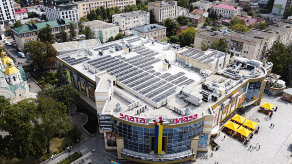 На-даху-рівненського-ТРЦ-Злата-Плаза-запрацювала-сонячна-електростанція
