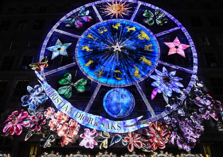 Dior прикрасив культовий універмаг Saks на П'ятій авеню 35-ти метровим колесом фортуни (фото) 3 dior saks new york city carousel of dreams christmas holiday 2 1700629087 768x540 1 | 2