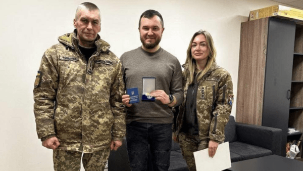 Директор-одного-з-рівненських-ТРЦ-отримав-нагороду-від-Валерія-Залужного