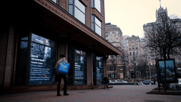 Столичний-ЦУМ-доєднався-до-акції-вшанування-пам'яті-загиблих-захисників-Маріуполя-(фото)