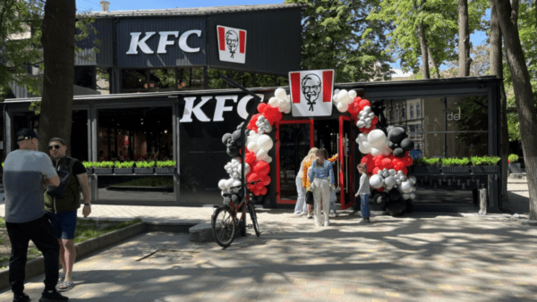 Раніше-за-Mcdonald's.-У-Чернівцях-відкрився-перший-ресторан-Kfc-(фото)