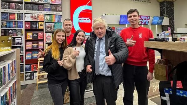 Борис-Джонсон-відвідав-нову-Книгарню-Є-на-Центральному-вокзалі-(відео)