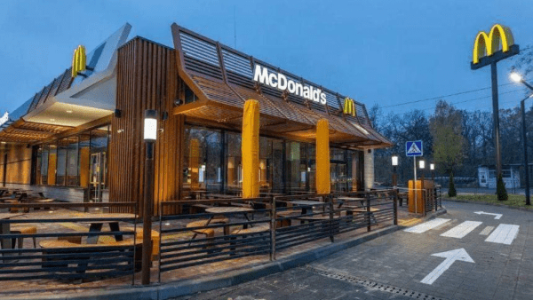 Оновлений-Mcdonald's-знову-запрацював-на-Севастопольській-площі-в-Києві-(2)