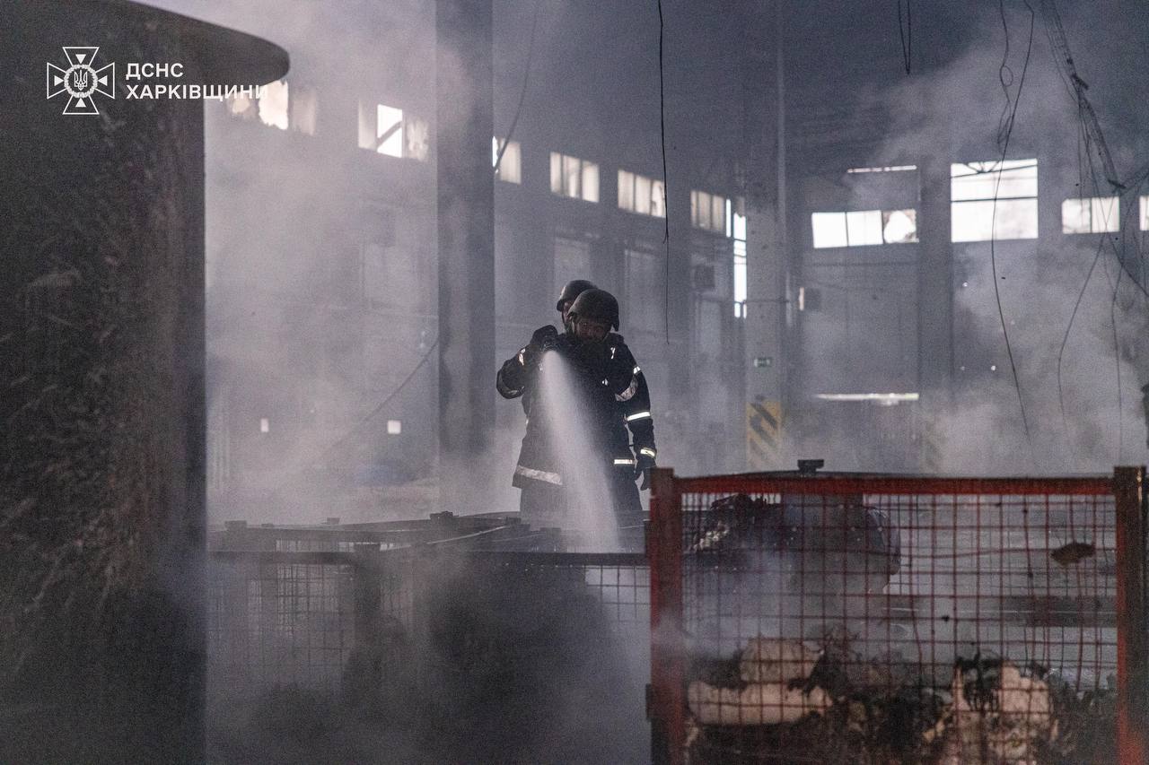 Ворог вчергове вдарив по “Новій пошті”: зруйновано термінал на Харківщині (фото) 2 nova poshta 2 | 1