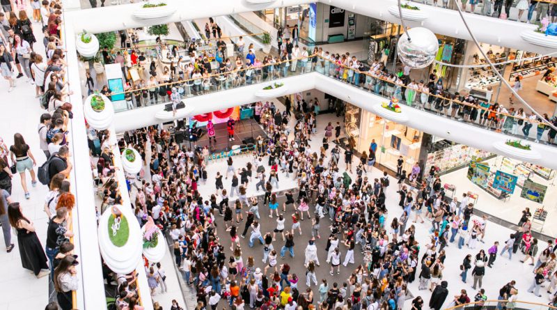 K-POP RANDOM DANCE: у харківському ТРЦ Nikolsky набирає популярності новий флешмоб 1 Nikolsky