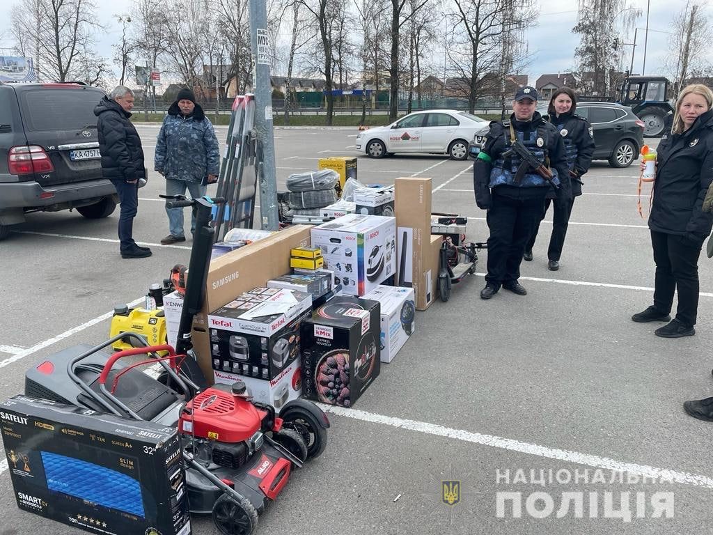 На Київщині затримали групу мародерів, що обікрали пошкоджений обстрілом ТЦ (фото) 2 tcz 8 | 1