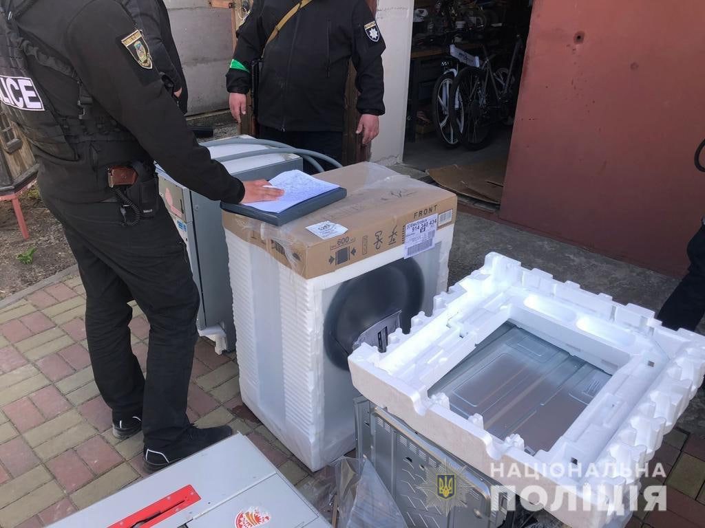 На Київщині затримали групу мародерів, що обікрали пошкоджений обстрілом ТЦ (фото) 3 tcz 9 | 2