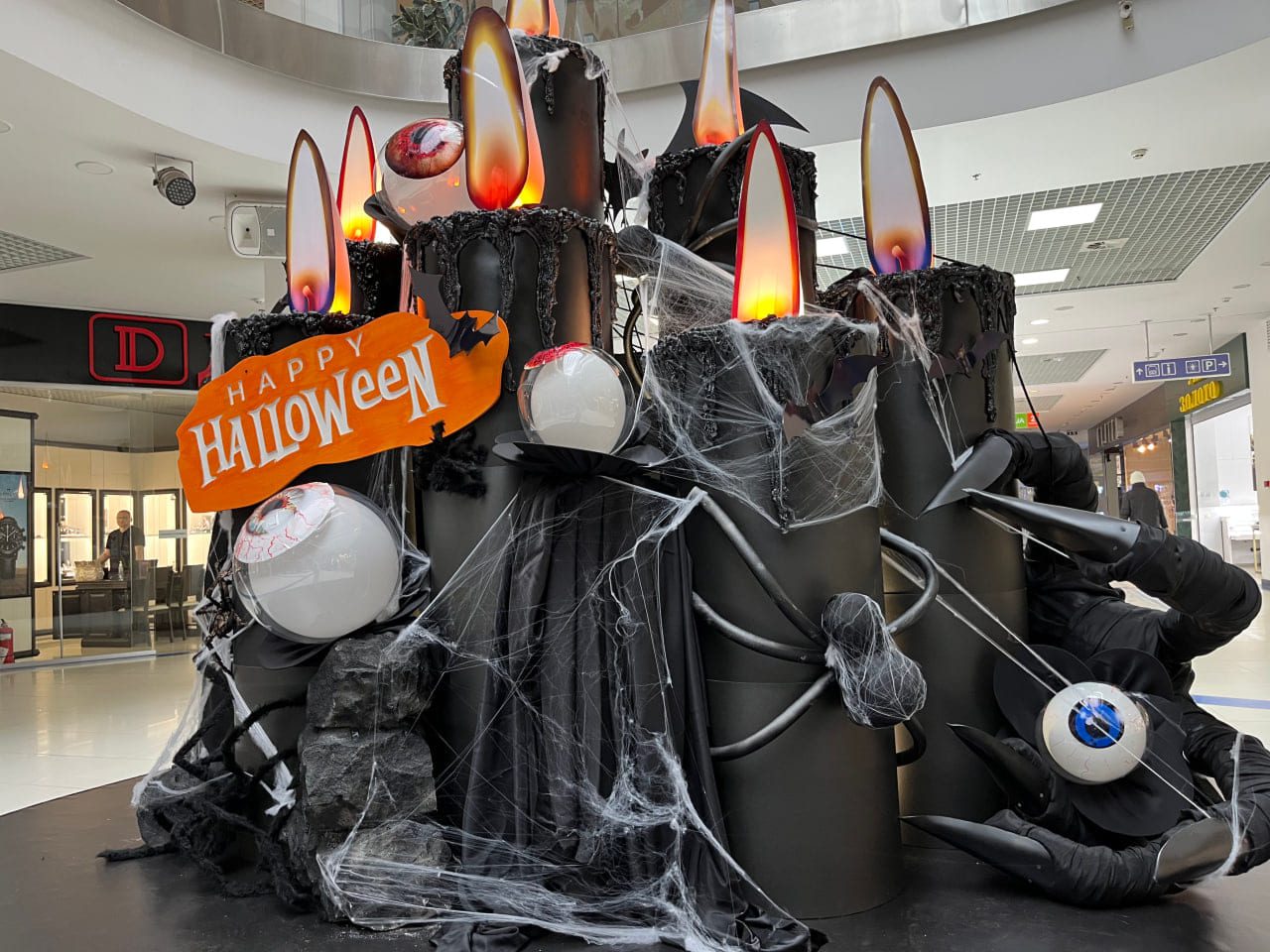 Геловін 2025: "страшно красиві" фотозони та атмосфера свята в українських ТРЦ (фото, відео) 10 image 328 | 9