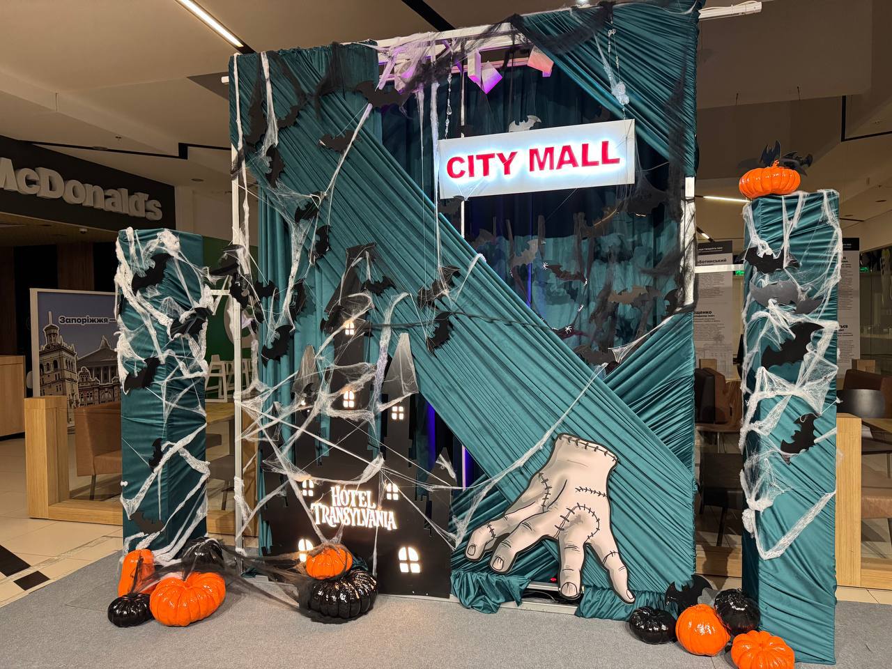 Геловін 2025: "страшно красиві" фотозони та атмосфера свята в українських ТРЦ (фото, відео) 15 siti moll | 14