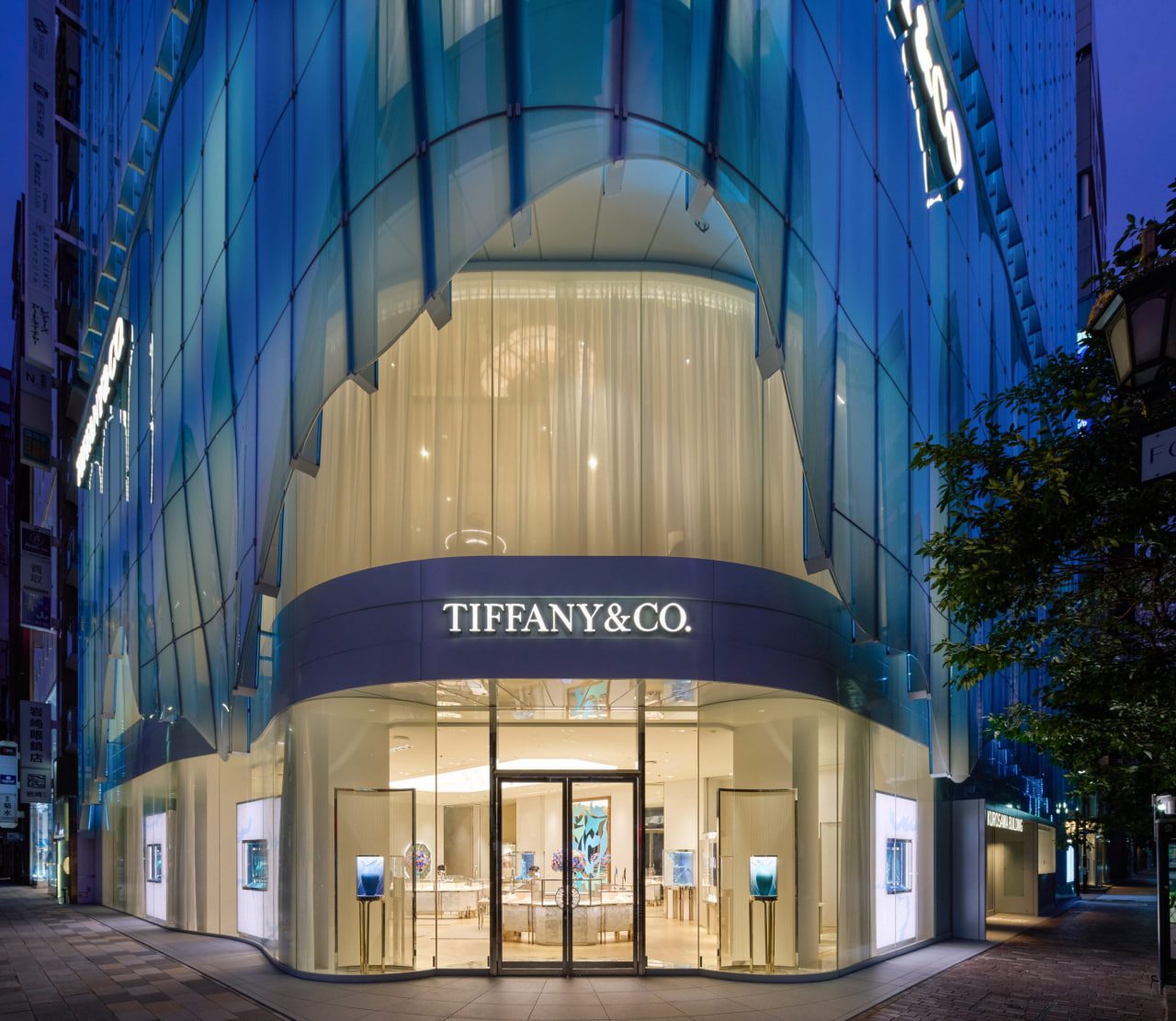 Tiffany відкрив у Токіо флагман з вигнутими скляними панелями (фото) 5 tiffany 3 | 3