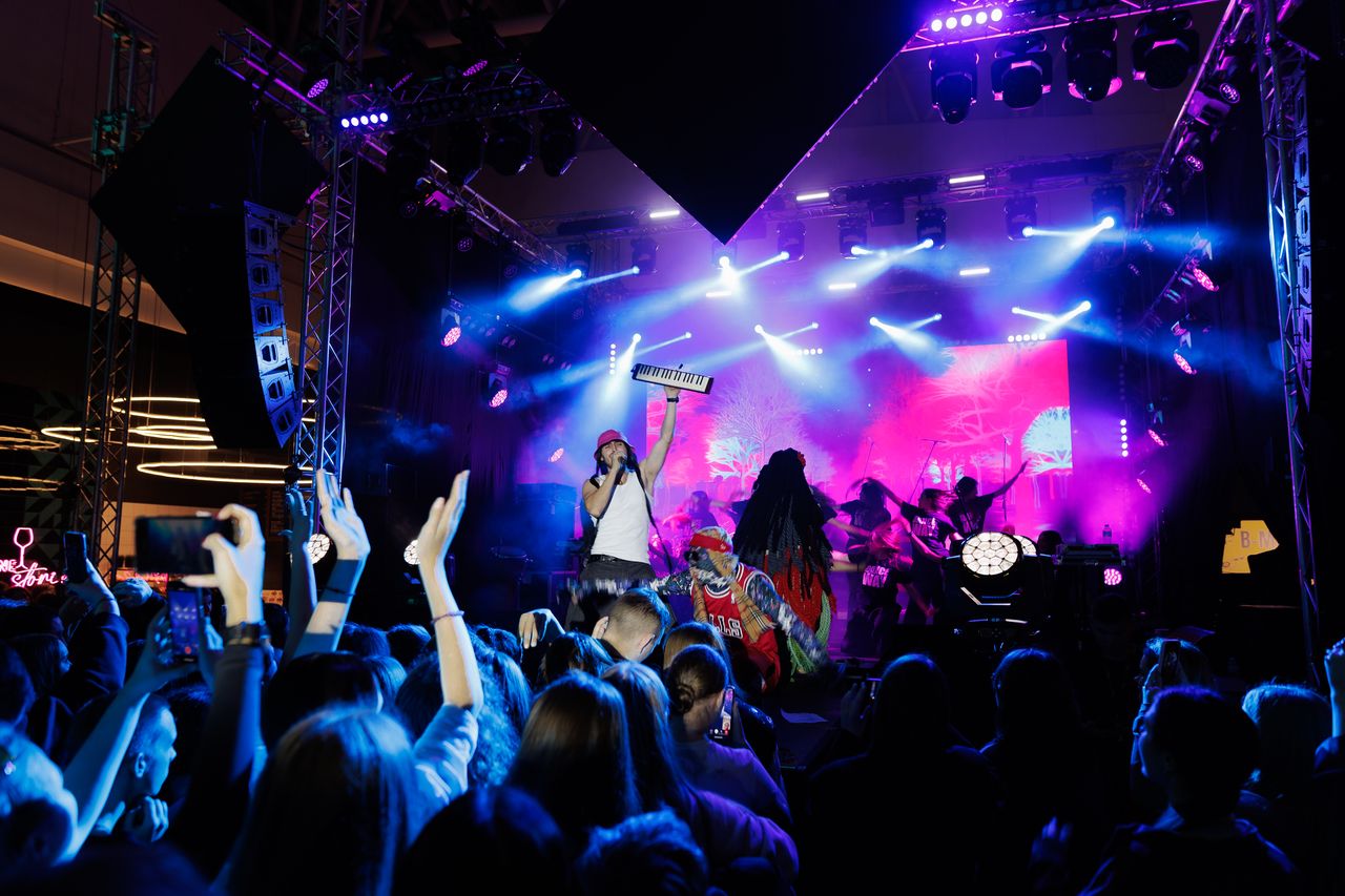 B-Mall Fest 2025 відбувся: тисячі відвідувачів, топові артисти та благодійні ініціативи у найбільшому ТРЦ країни — Blockbuster Mall 6 Kalush-Orchestra