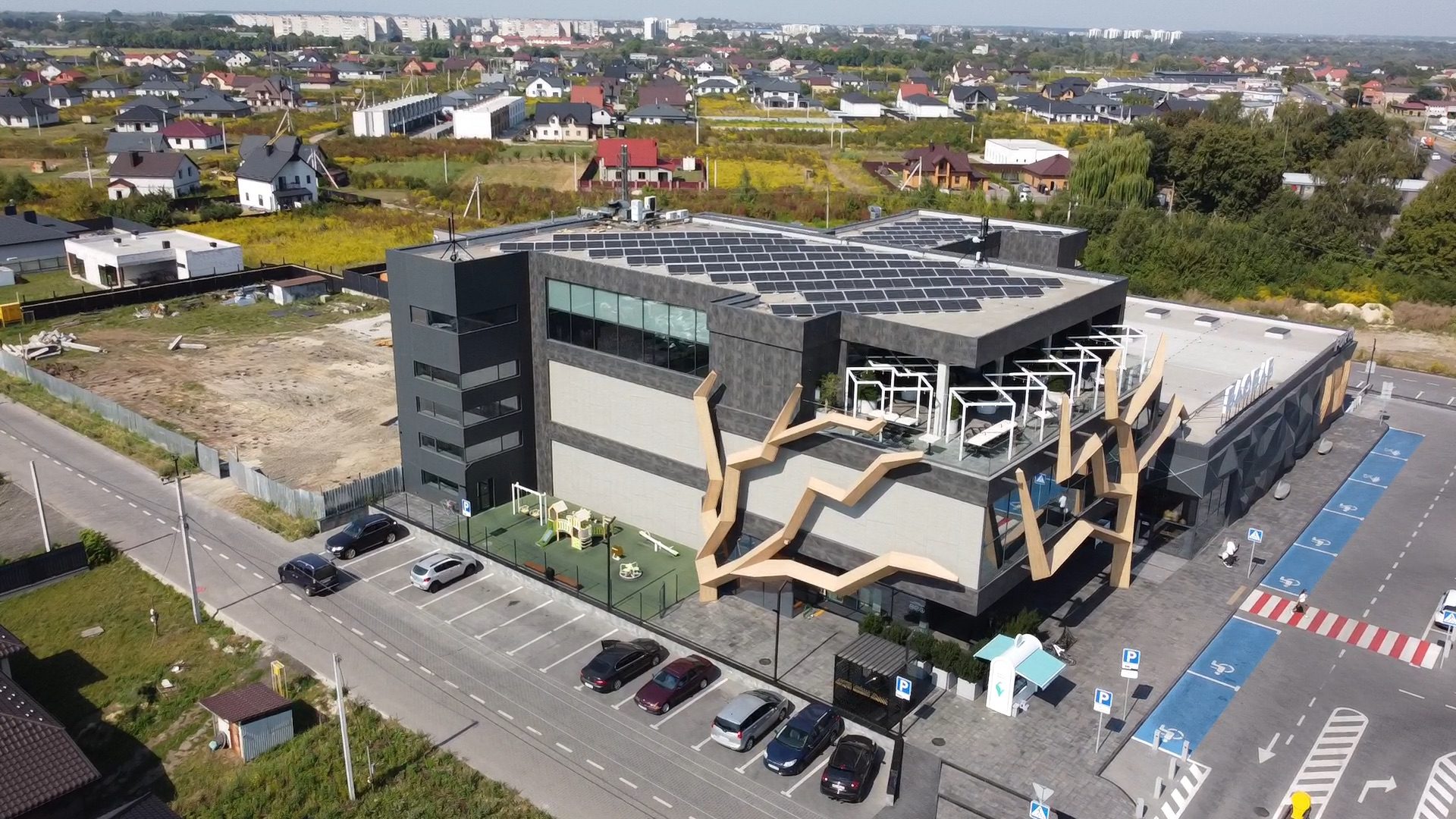 Сонячна енергія як новий стандарт для ТРЦ: економіка, ризики, перспективи — розмова зі співвласником «Сонячні системи» 2 ТЦ-Баобаб