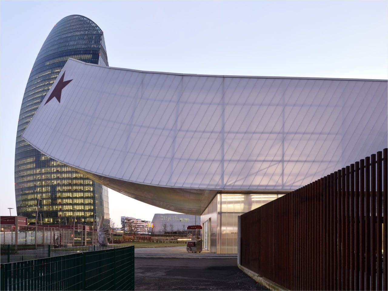 З кортами, кафе і магазином: Golden Goose відкрив великий простір у Мілані (фото) 2 golden goose 1 | 1