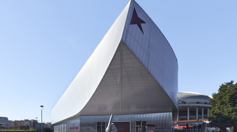 З кортами, кафе і магазином: Golden Goose відкрив великий простір у Мілані (фото) 1 Golden-Goose