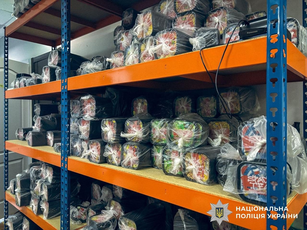 Поліція проводить обшуки в мережі магазинів U420 через продаж “сувенірів” з психотропами 2 u420 1 | 1
