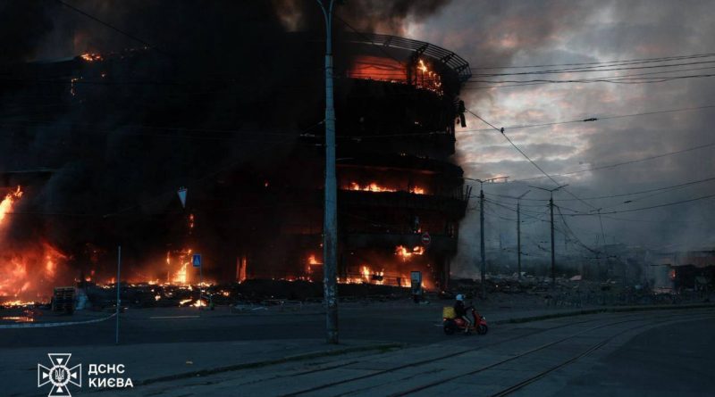 ТРЦ "Квадрат" повністю згорів внаслідок масованого обстрілу Києва (відео) 1 1280х720