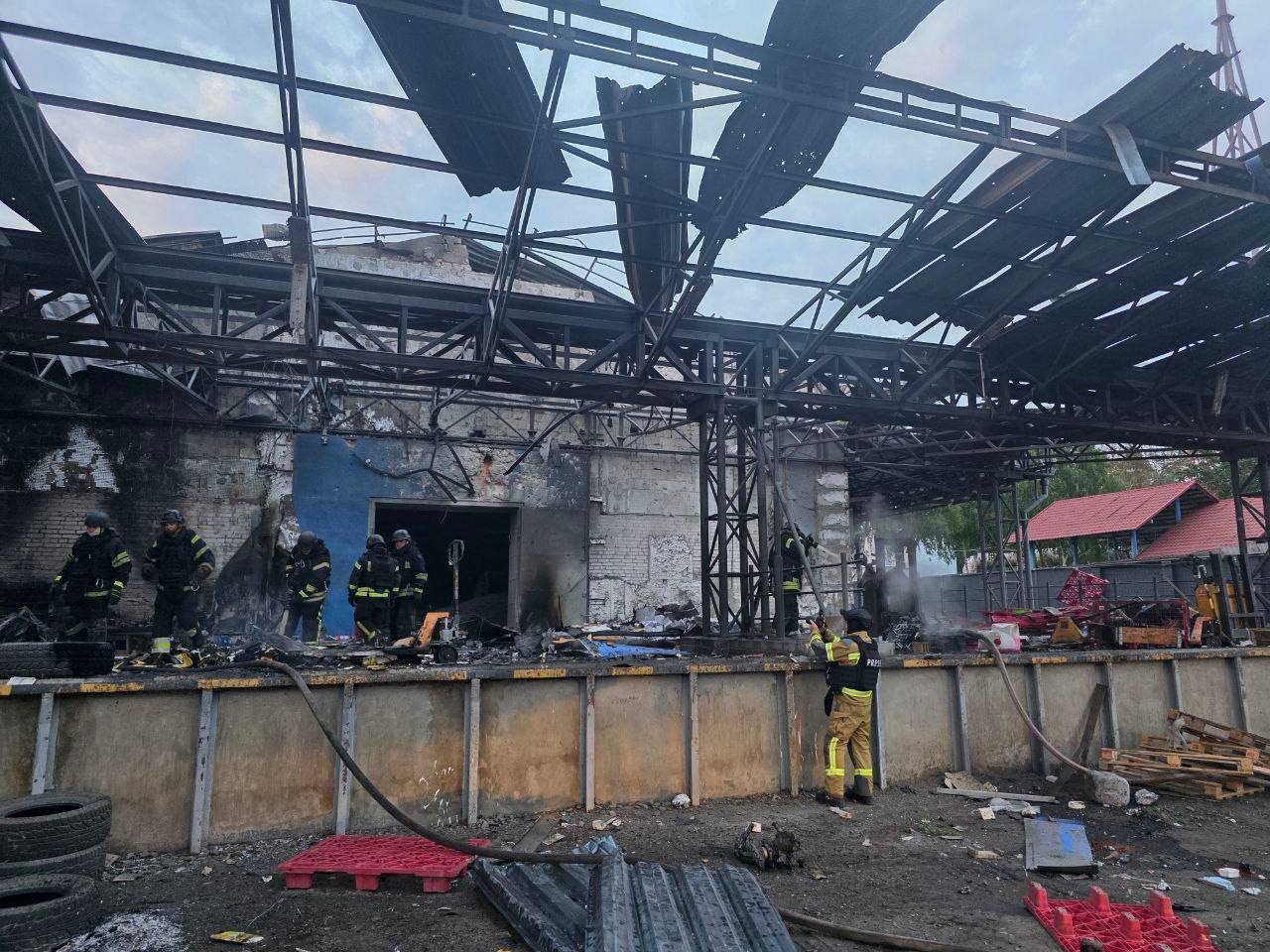 Ворожі дрони за добу тричі атакували депо "Нової пошти" у Харкові (фото) 3 poshta 2 | 2